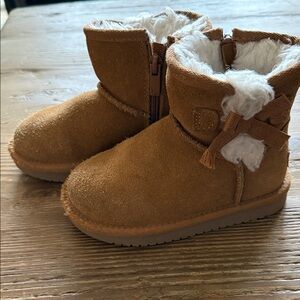 Koolaburra Kids chestnut fur Boots with White Fur
